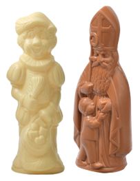 Grote Sinterklaas en witte Piet als Sintgeschenk